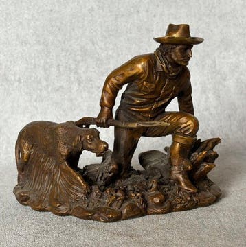 Beeld, Cowboy met een geweer en een hond - 13.5 cm - Brons, Antiek en Kunst