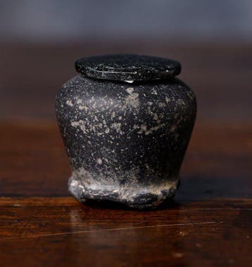 Oud-Egypte, Khôl basalt vaas met zijn deksel - 3.7 cm