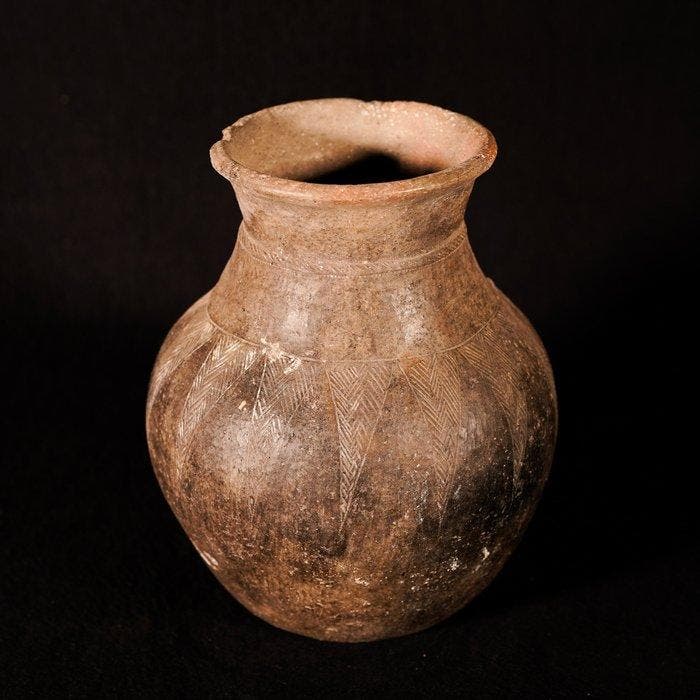 Nabije Oosten Terracotta Kruik met gegraveerde geometrische, Collections, Minéraux & Fossiles
