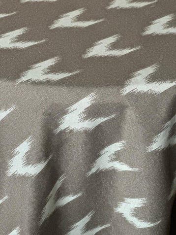 Tafelkleed met een ikat-stijl patroon voor grote tafels. -