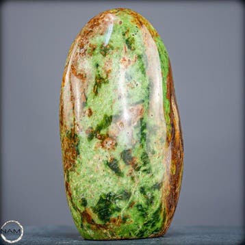 Indrukwekkende chrysoprase vrijvorm – Een felgroene
