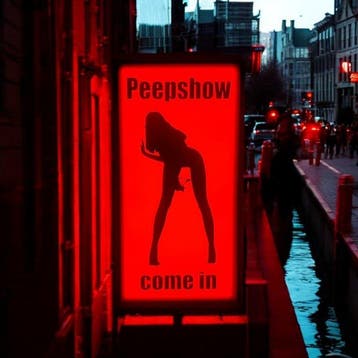 Amsterdamse Wallen, Peepshow verschijnt op een verlicht