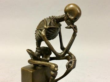 Sculpture, De Denker als skelet - parodie op Denker van, Antiek en Kunst