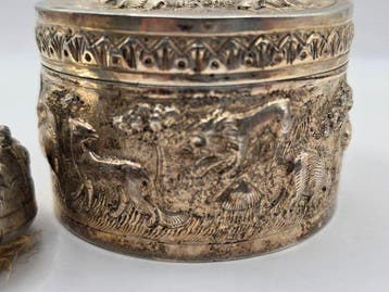 Repoussé doos en zilveren repoussé-voorwerp - Zilver -
