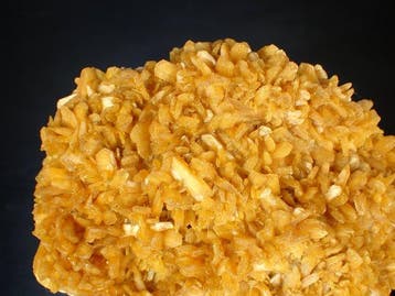 Orange Stiblite - Strzegom, Polad - Kristallen op matrix -