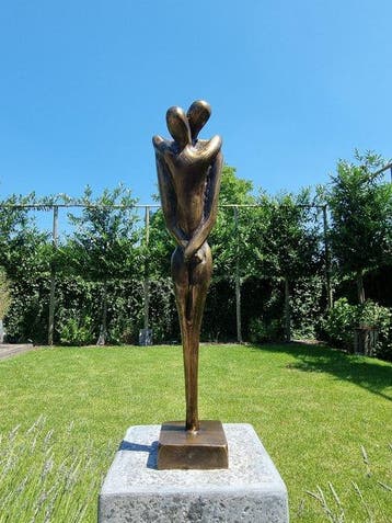 Beeldje - An embracing couple - Brons