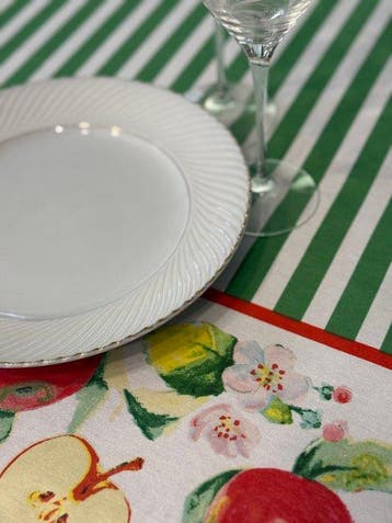 Elegante tafellaken voor grote tafels. Tafel gedekt met