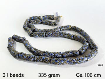 Collier composé de trente et un (31) anciennes perles