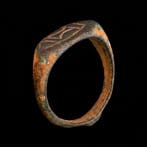 Viking periode Brons Uitstekende ring met Dagaz-rune motief