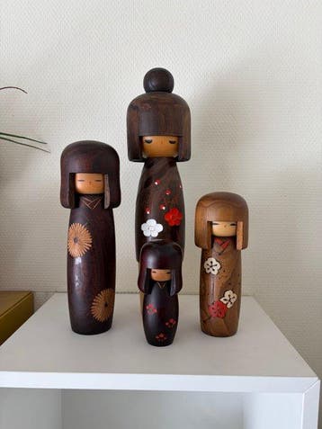 Lot de quatre poupées kokeshi vintage par Usaburo - Japon -