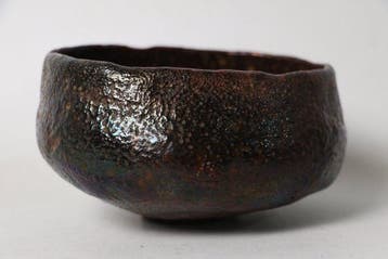 Tatsuta-nishiki Raku Chawan — Een iriserende kosmos van klei