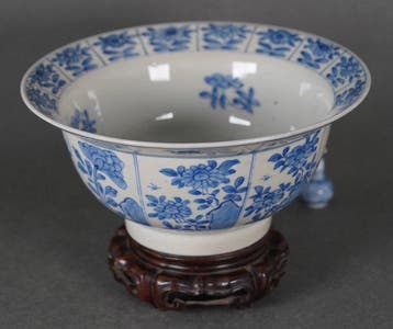 Qing Dynasty (1644-1912) - Kom - Peonies, Lotus and