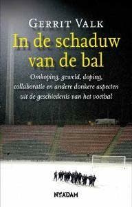 In de schaduw van de bal 9789046805602 G. Valk, Livres, Loisirs & Temps libre, Envoi