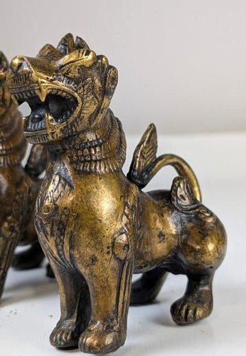 Dit zijn bronzen tempelleeuwen in Birmaanse stijl, vaak
