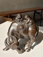 Un ornement traditionnel chinois typique en bronze, sur le, Antiquités & Art