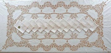 Grande nappe avec broderie faite à la main et 12 serviettes.