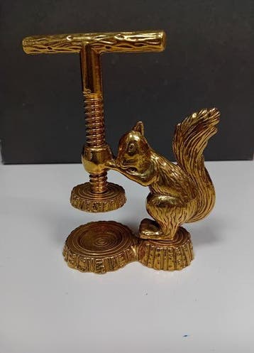 Metallurgica Bugatti - Casse-noisette - Laiton doré -, Antiquités & Art