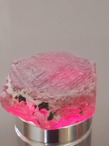 Robijn Ruw - Hoogte: 3.8 cm - Breedte: 3.6 cm- 51.63 g - (1)