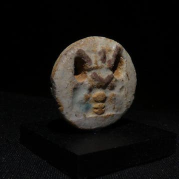 Égypte ancienne Faience Amulette de Bès. 3,4 cm de long.