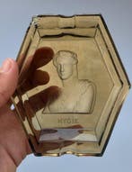 Decoratieve amberkleurige asbak HYGIE van geperst glas,