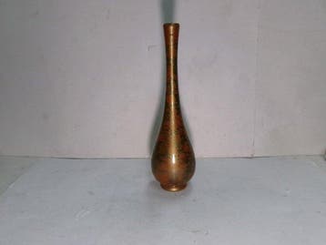 Vase en bronze au col de grue. Vase pour une seule fleur.