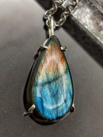 Bijou artisanal « Welcome to the Jungle », avec Labradorite