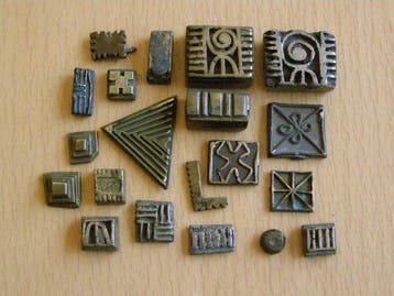 TWINTIG ANTIEKE GEOMETRISCHE GOUDGEWICHTEN 288 gram -