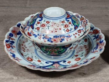 Coupelles avec couvercle et assiettes. - Porcelaine - Japon