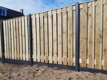 Veiling - Tuinschutting met betonpalen 37,5m, Nieuw
