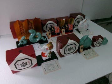 Zeven keramische figuurtjes uit Yakushi-gama: slang, os,