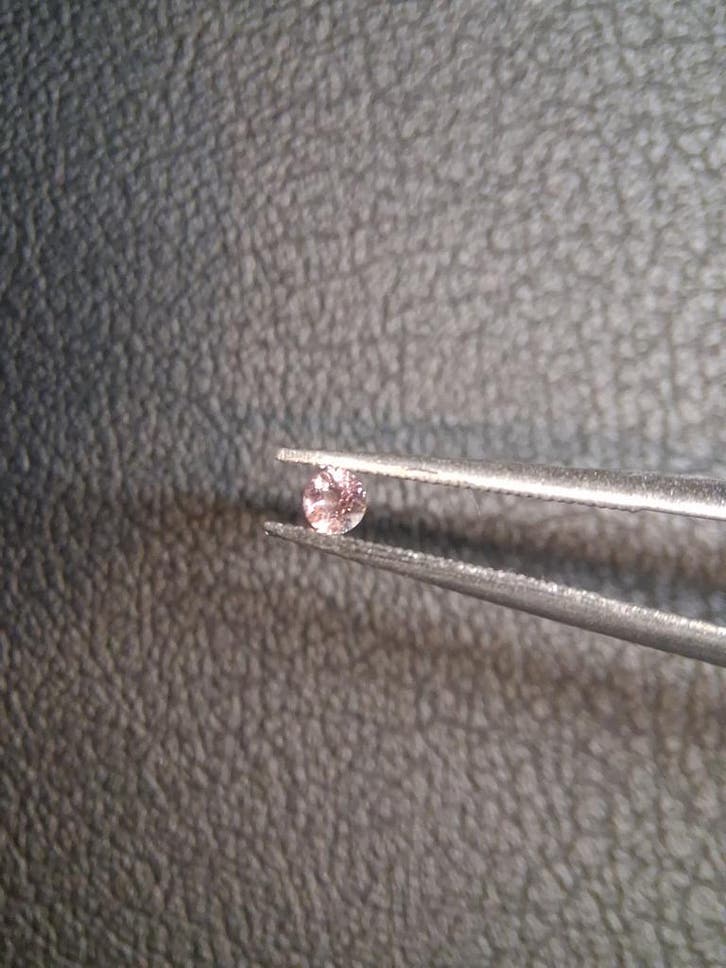 Natural Light Pink Tourmaline – Round Brilliant Faceted 0.06, Handtassen en Accessoires, Overige Accessoires, Nieuw, Verzenden