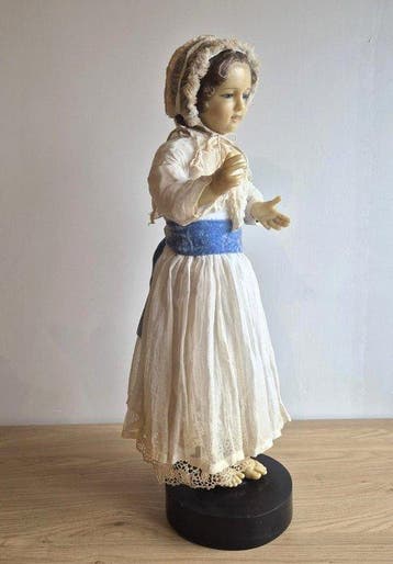 Onbekend - Pop Meisje met uitgestrekte handjes (1880) -