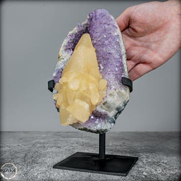 Natuurlijke amethistdruse met perfect calcietkristal van