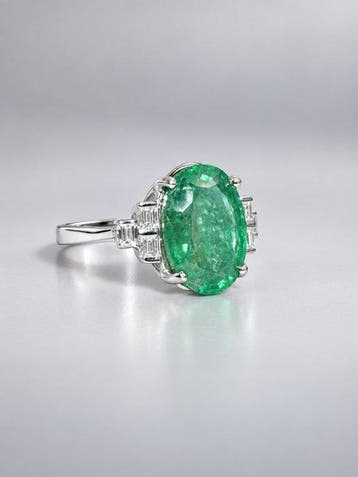 Ring - 18 karaat Witgoud - 5.34ct. tw. Smaragd - Diamant -, Nieuw