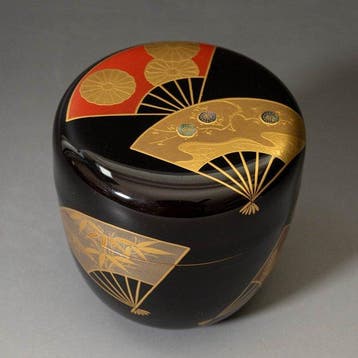 Grande boîte à thé laquée noire, ornée d’un motif éventail