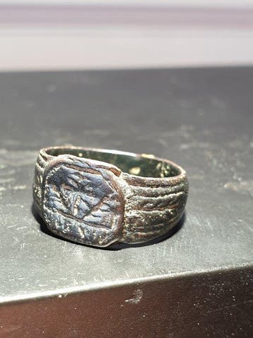 Middeleeuwen, kruisvaardersperiode Brons Ring met versiering