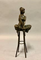 Sculpture, Vrouw op kruk - 29 cm - Bronze