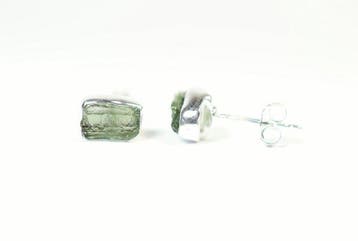 2 clous doreille en moldavite / brut / neuf 925. Argent