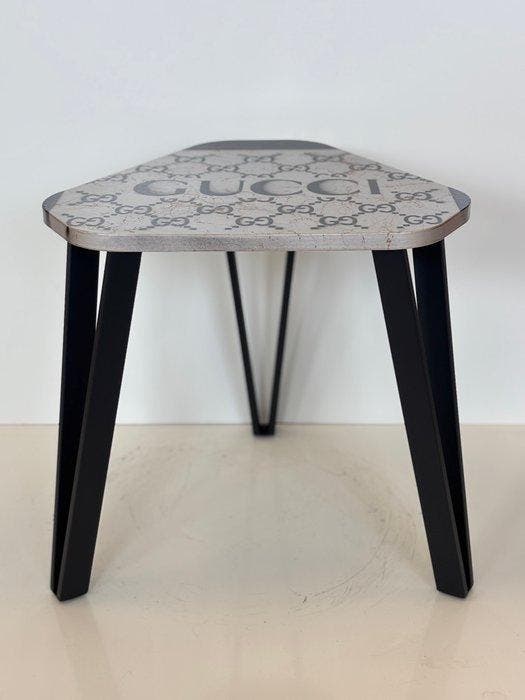 Rob VanMore - Triangle Tea by Gucci Table S, Antiek en Kunst, Kunst | Designobjecten