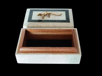 Sieradendoos - Steen en houten binnenwerk. Deksel met