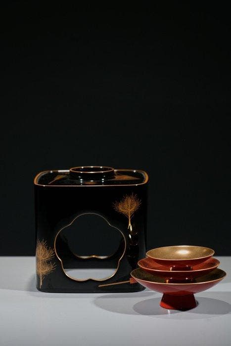 Natsume - Bois, Un ensemble de sakazuki laqué en maki-e avec, Antiquités & Art, Antiquités | Autres Antiquités