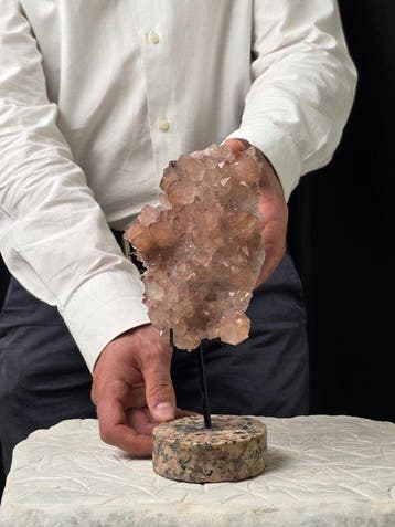 Rozenkwarts kristalcluster op Carrara-marmeren voet –