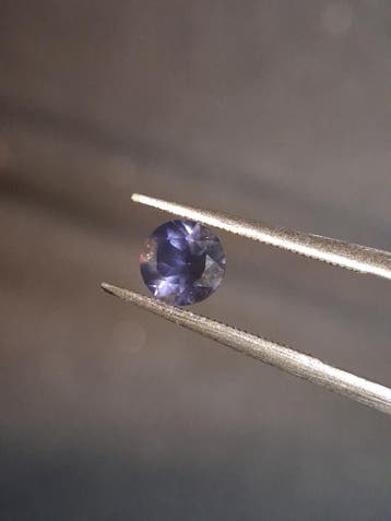 Natural Iolite - 0.452 ct - round - unheated - bluish violet, Verzenden