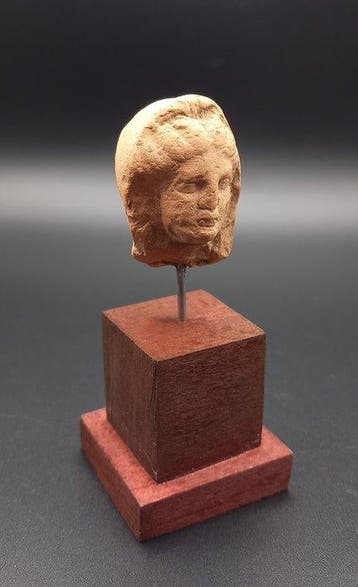 Oud-Grieks, Hellenistisch Terracotta Het hoofd van een vrouw