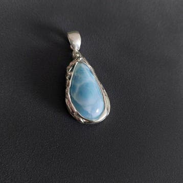 Natuurlijke larimar. Een uniek ambachtelijk stuk. Hanger van, Verzamelen