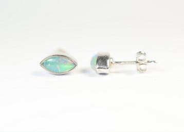 Ethiopisch opaal / Welo-opaal 2 oorstekers / cabochon /