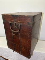 Grande boîte de rangement pour armure antique en bois noir
