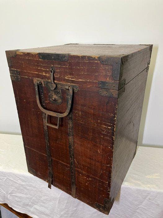 Grande boîte de rangement pour armure antique en bois noir, Antiquités & Art, Antiquités | Autres Antiquités