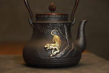 Hata Zoroku - Fluitketel - Lichaam met tijger- en
