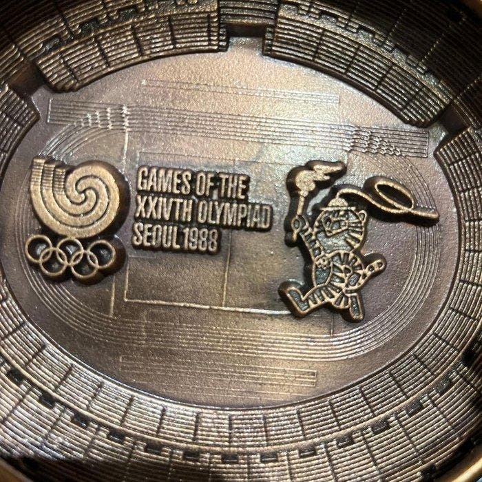 1988 Seoul Olympics - Hoofdstadion metalen asbak — Vintage, Verzamelen, Overige Verzamelen